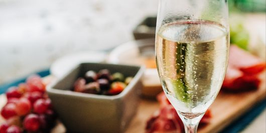 Cum să asociem corect vinul cu mâncarea. „Este o recomandare care poate fi urmată și pe mesele de final de an!”