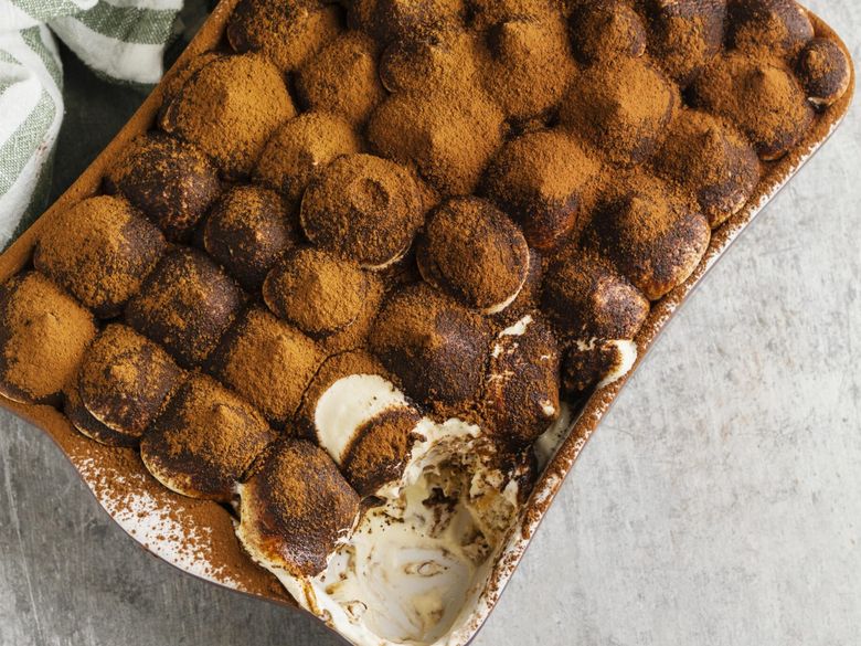 Rețetă clasică de Tiramisu italian cu umplutură de mascarpone, un amestec de espresso și cacao pudră reteta clasica de tiramisu cu umplutura de mascarpone