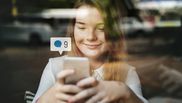 copil dependent de telefon