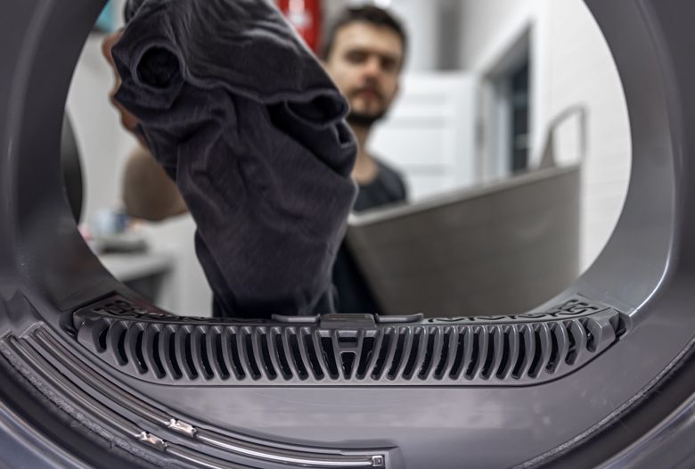 Trucul spectaculos pentru spălarea hainelor negre la mașina de spălat. Ce trebuie făcut înainte de băgarea articolelor vestimentare în mașină