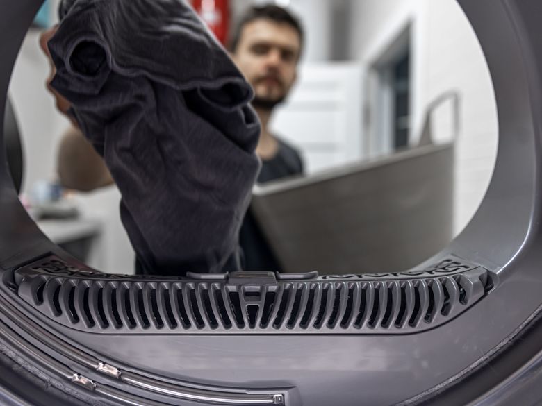 Trucul spectaculos pentru spălarea hainelor negre la mașina de spălat Trucul spectaculos pentru spălarea hainelor negre la mașina de spălat. Ce trebuie făcut înainte de băgarea articolelor vestimentare în mașină