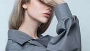 Cinci piese vestimentare care au fost la modă în trecut și pe care le poți purta în prezent