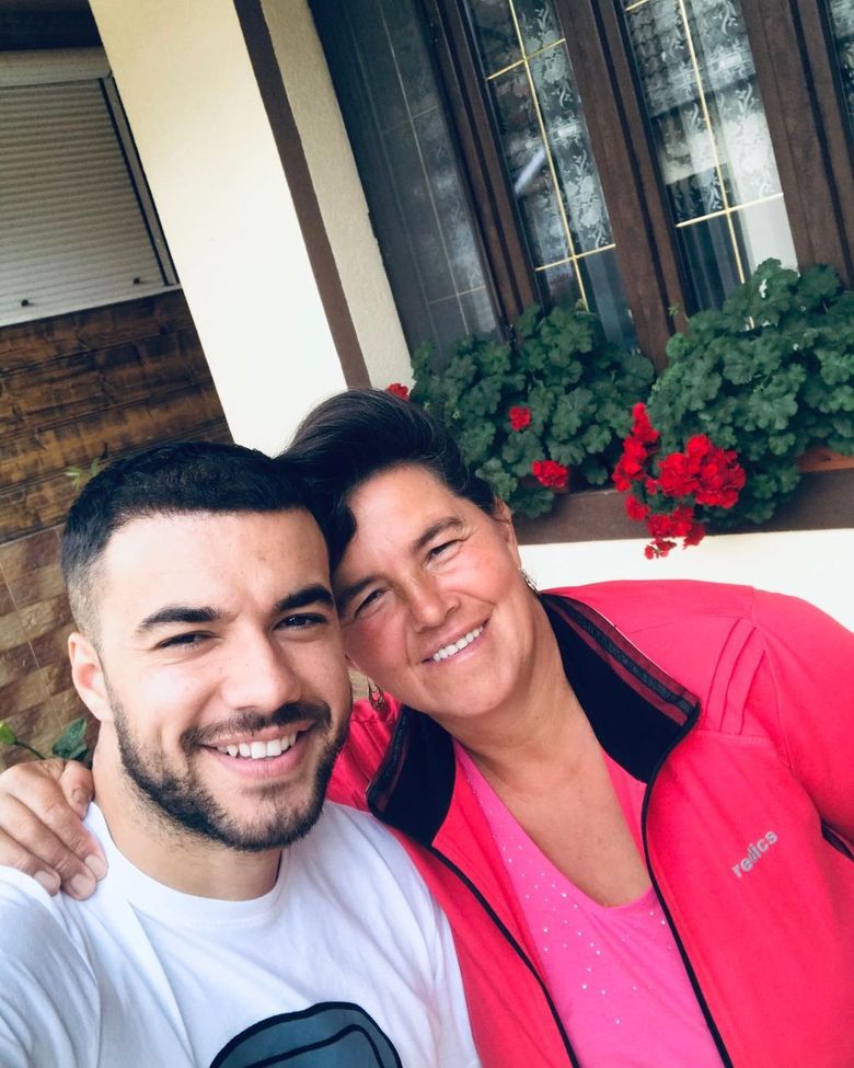 “Lasă-mă, nu mă da de gol!” Mama Geta și-a dat în vileag fiul. Culiță Sterp, surprins în compania altei femei