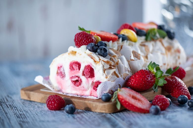 reteta de rulada de bezea cu crema matasoara si fructe de padure