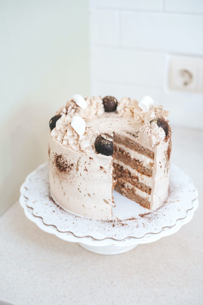 tort cu crema de unt si bezea cremoasa