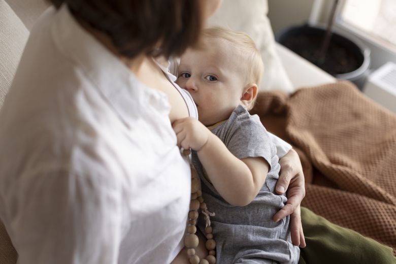Care sunt avantajele alăptării la sân. ”Hormonii implicați în alăptare ajută la o relație mult mai apropiată între mamă și bebeluș.”