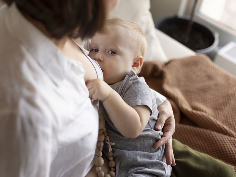 Care sunt avantajele alăptării la sân Care sunt avantajele alăptării la sân. ”Hormonii implicați în alăptare ajută la o relație mult mai apropiată între mamă și bebeluș.”