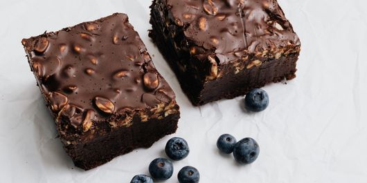 Negresă, cunoscută ca brownie de ciocolată. Veți iubi aroma și textura acestui desert!
