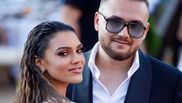 Iubitul lui  Karmen minune, sărut „nevinovat” cu o altă tânără, în club.