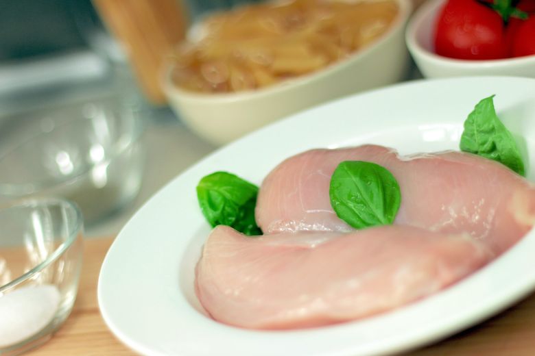 Cum transformi pieptul banal de pui în cea mai suculentă carne
