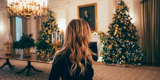 Cum ne pregătim părul pentru sărbători: „Niciodată nu trebuie să faci schimbări de culoare înainte de Crăciun”