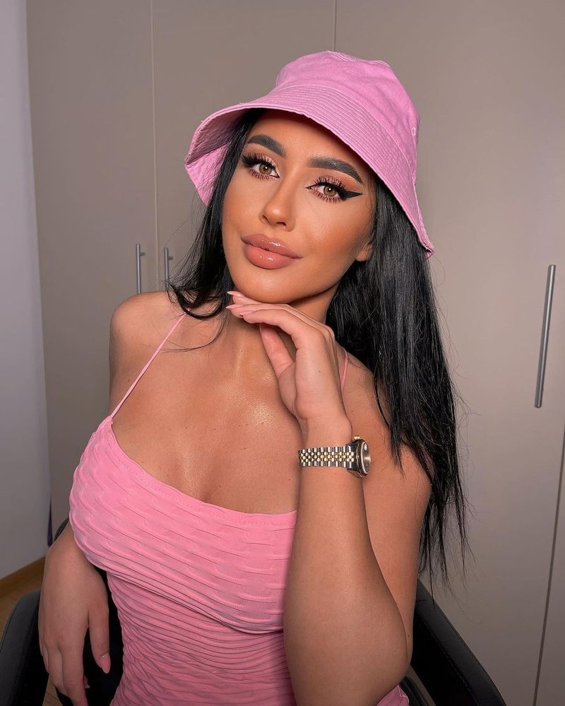 Cum a reacționat Ella, după ce internauții au acuzat-o că nu ține doliu