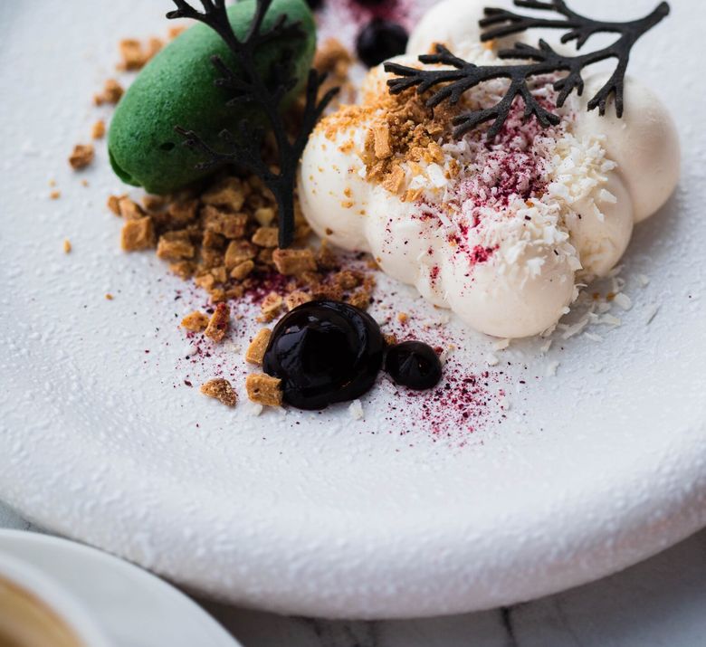 Rețetă de Panna Cotta cu biscuiți zdrobiți și crenguțe de ciocolată reteta de panna cotta cu biscuiti zdrobiti si crengute de ciocolata