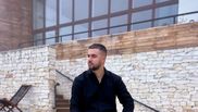 Băiatul a mers la colindat alături de alți băieți