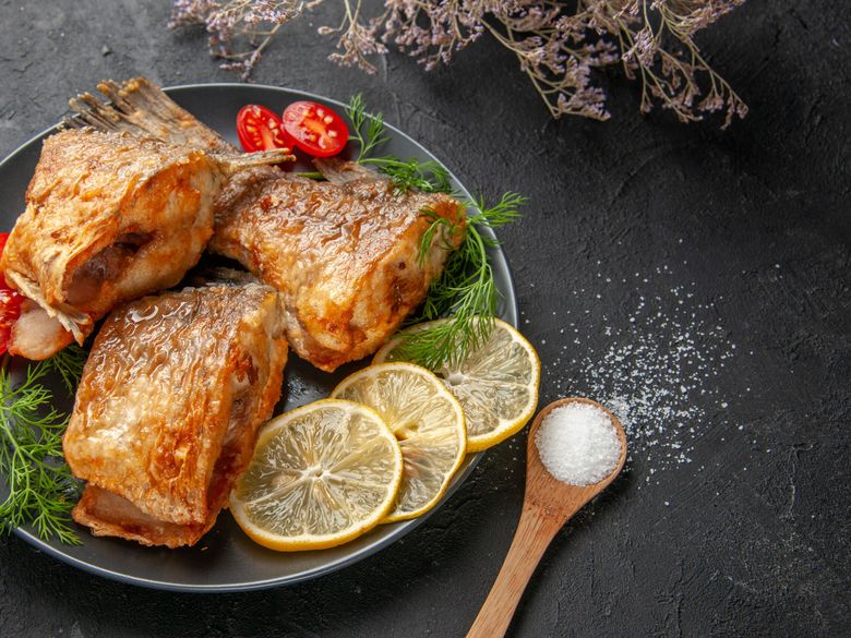 De ce e bine să se consume pește de Revelion 2023. Ce nu trebuie să lipsească de pe masă, și ce alimente sunt interzise