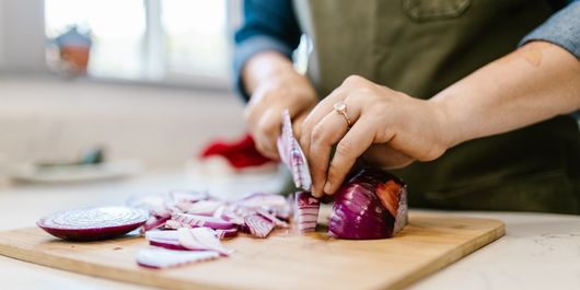 De ce să pui ceapa în congelator înainte de a o găti. Trucul pe care trebuie să îl încerci