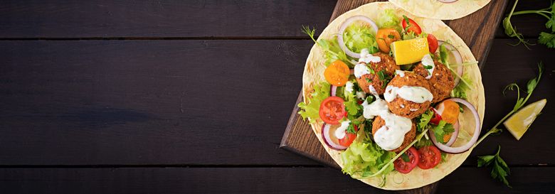 reteta de tortilla wrap cu falafel si legume proaspete