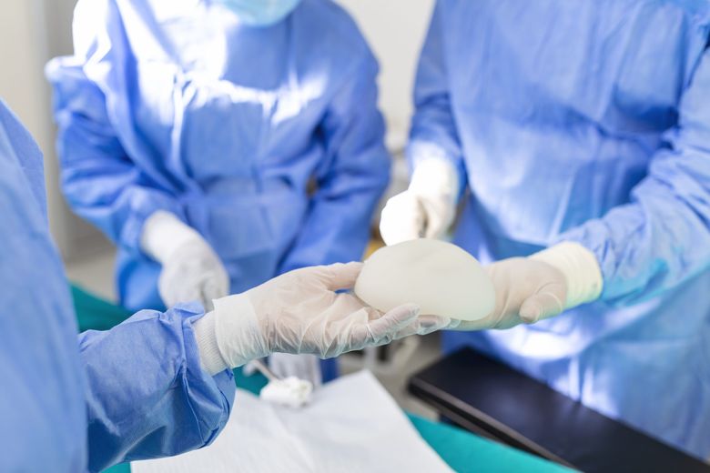 Vrei să-ți pui implant mamar? Ce recomandă specialiștii
