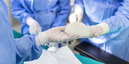 Vrei să-ți pui implant mamar? Ce recomandă specialiștii