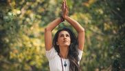 Tehnici de Yoga care ne ajută să controlăm gândurile negative