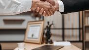 Pe ce salariu intră un avocat fără experiență