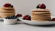 pancakes cu ciocolata si fructe