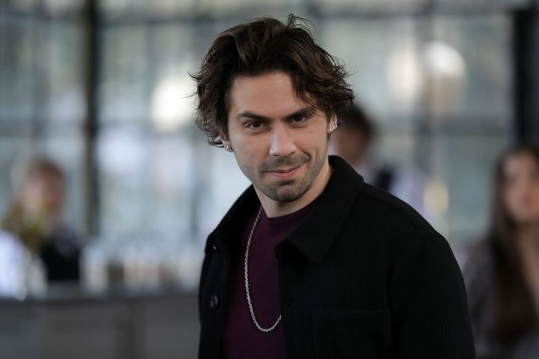 Cum s-a pregătit Tarik Emir Tekin pentru maleficul Selçuk, din serialul "Infidelul" Cum s-a pregătit Tarik Emir Tekin pentru maleficul Selçuk, din serialul "Infidelul"