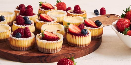 Rețeta de Mini cheesecakes cu ciocolată albă și zmeură, fără coacere!