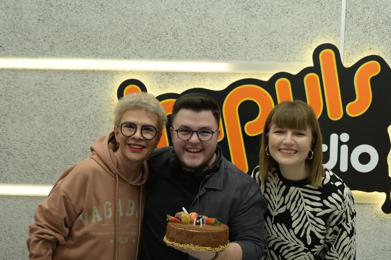 Teo Trandafir și Alexandra Ungureanu, momente inedite în studioul Radio Impuls, la "Bară la bară" Teo Trandafir și Alexandra Ungureanu, momente inedite în studioul Radio Impuls, la "Bară la bară"