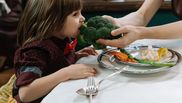 Cum îi învățăm pe copii comportamente alimentare sănătoase 