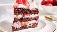 tort de ciocolata cu crema de frisca si capsune