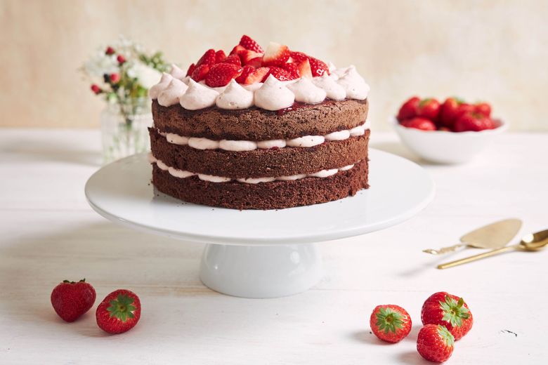reteta de tort de ciocolata cu crema de frisca si capsune