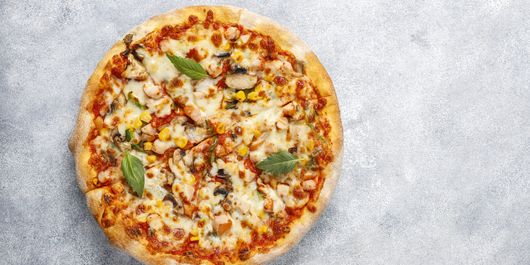 Pizza cu pui. Îi poți adăuga orice topping vrei!