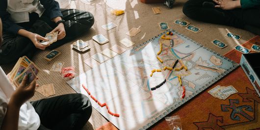 Zodiac 4 martie 2023. Află ce zodie va organiza o seară de board games
