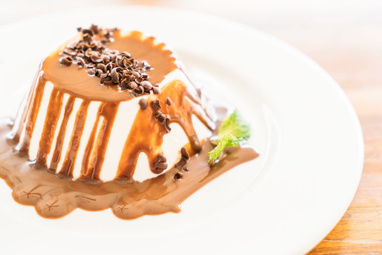 Rețetă de Panna Cotta cu sos de ciocolată, un desert cu origine italiană cea mai buna reteta de panna cotta