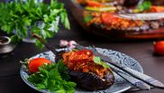 vinete umplute cu carne de vita si legume coapte in sos de rosii