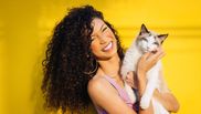 Cum pot adopta femeile o pisică? Care sunt pașii pentru a avea felina în căminul vostru