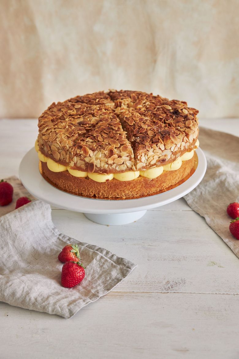 reteta de tort cu crema de vanilie si fulgi de migdale