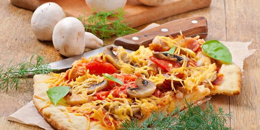 Pizza cu bacon, ciuperci și cașcaval, îndrăgită în întreaga lume. Descoperă combinația perfectă pentru o experiență culinară rafinată!