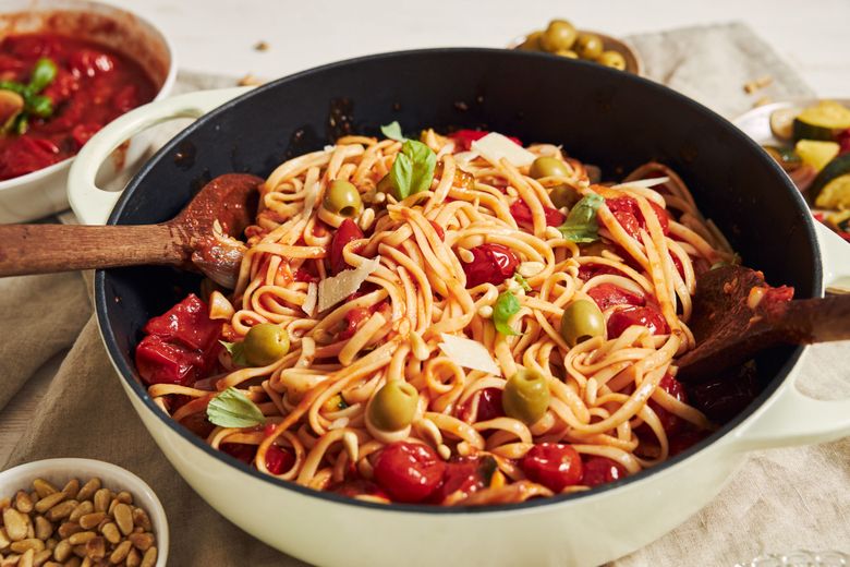 reteta de spaghete cu sos rosu parmezan si masline verzi