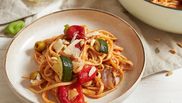 spaghete cu sos rosu parmezan si masline verzi