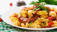paste cu rosii ardei gras si carnati