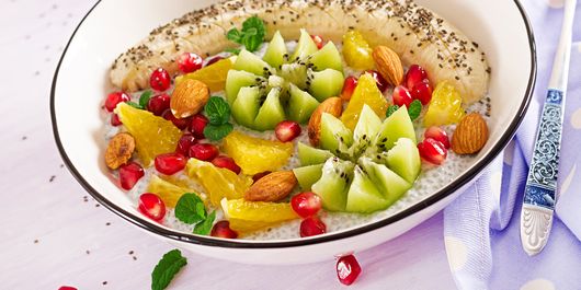 Deliciul sănătății într-un bol! Budincă de chia cu banane, kiwi, rodie și migdale