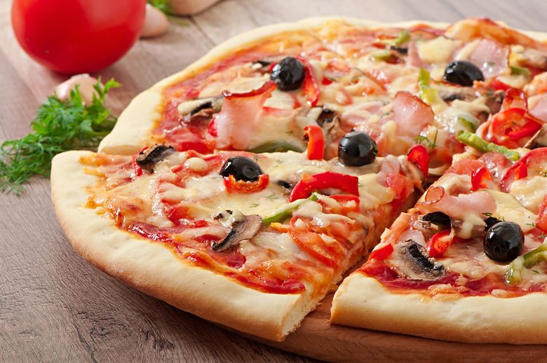 pizza cu sunca si masline
