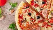 pizza cu sunca ciuperci si masline