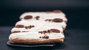 eclere cu glazura de ciocolata alba si nuci pecan