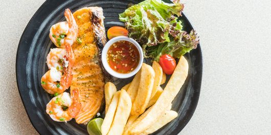 Somon și creveți la grătar cu cartofi prăjiți. Bucură-te de aromele sănătoase ale mării!