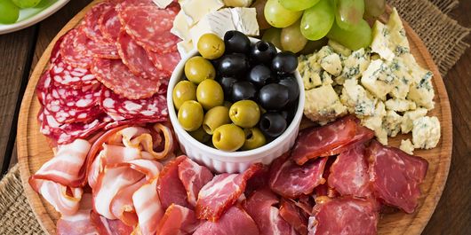 Cu ce înlocuim mezelurile. Preparatele din acest tip de carne pot fi înlocuite cu alte proteine mult mai sănătoase