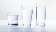 Apa plată sau minerală. Ce e mai bine să bei?