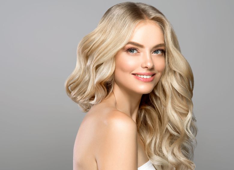 Cum se menține sănătos părul blond decolorat